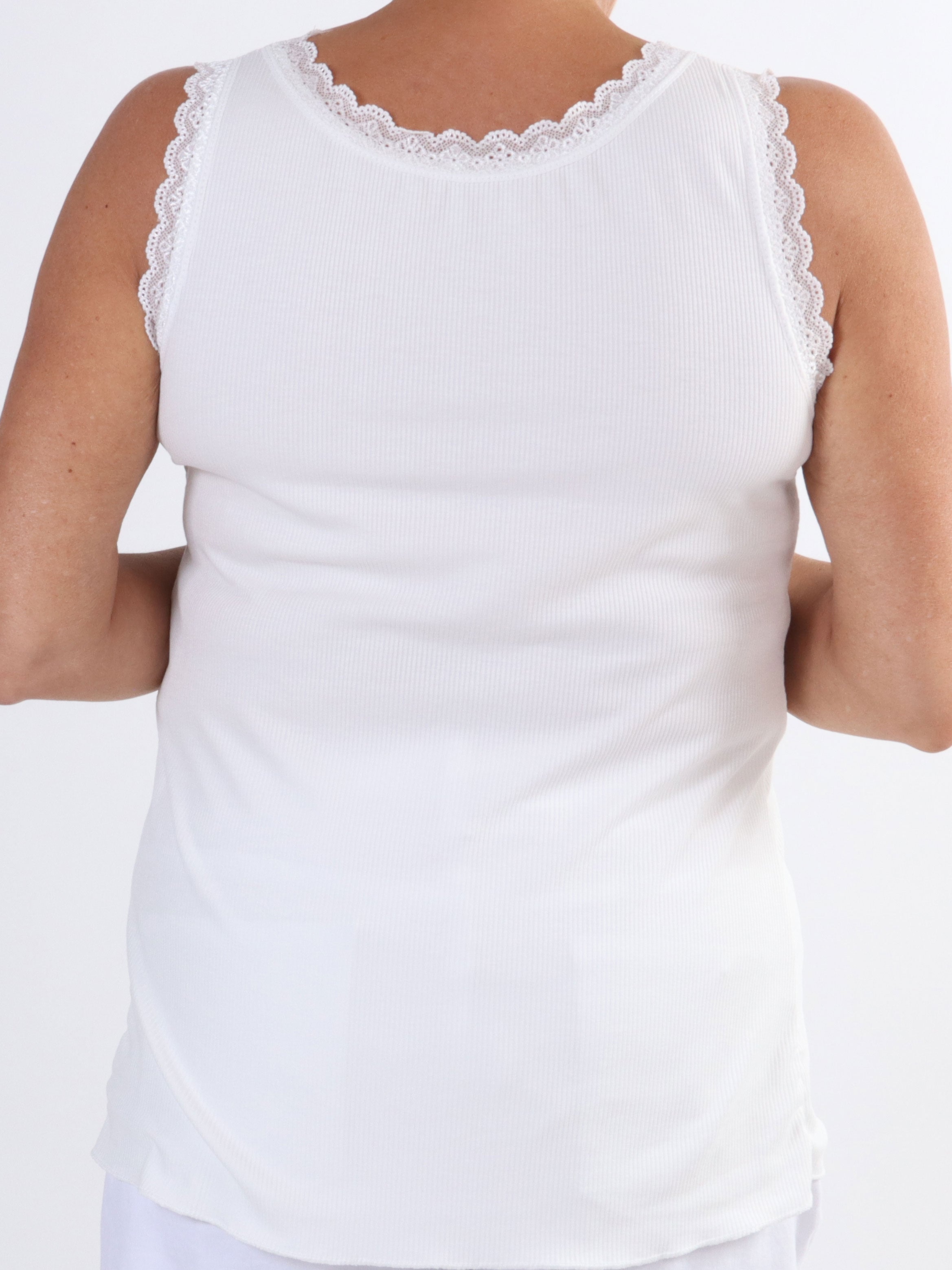 Ibina - Söt topp i stora storlekar med ribbad kant och spets